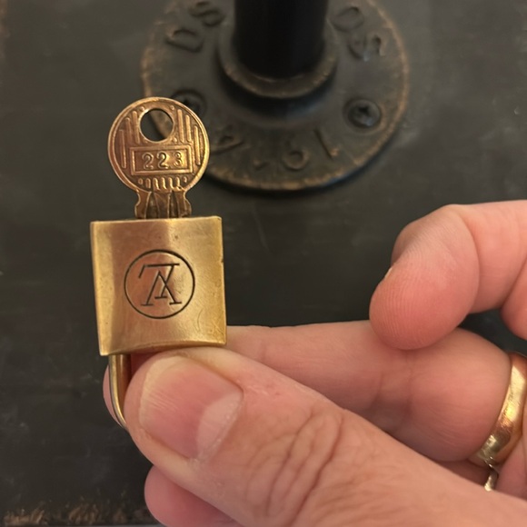 Louis Vuitton # 223 Lock and Key - Picture 3 of 8